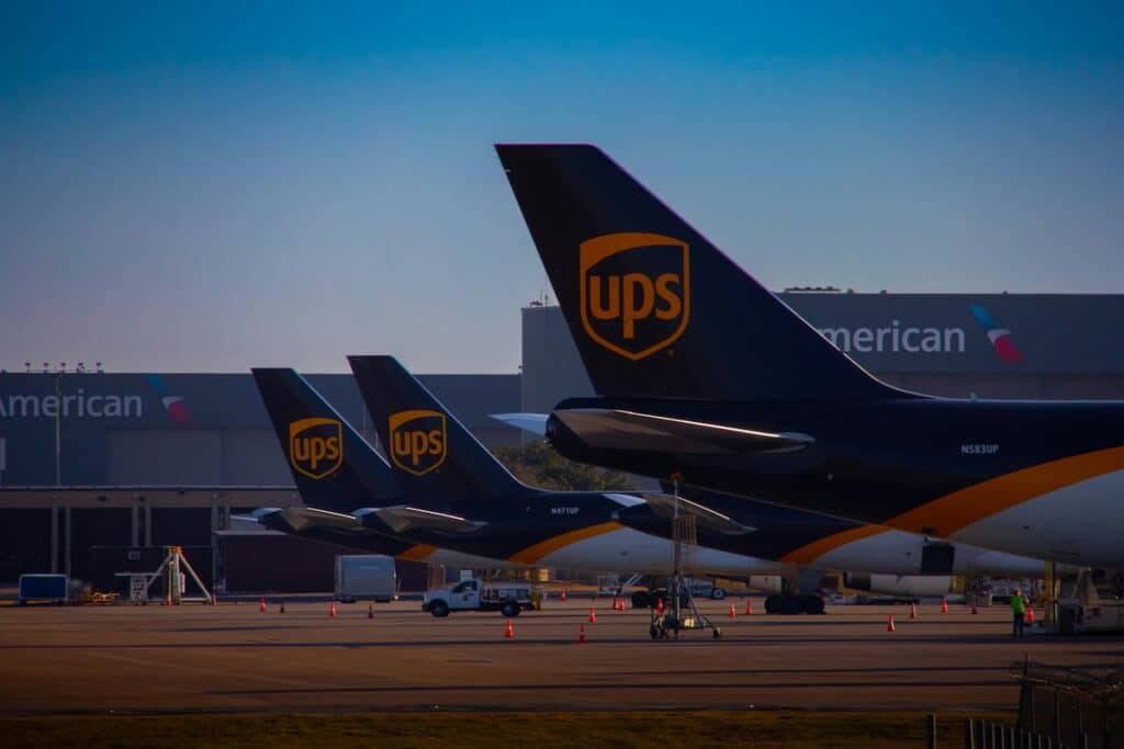 Captura de pantalla de la página oficial de recargos de temporada alta de UPS