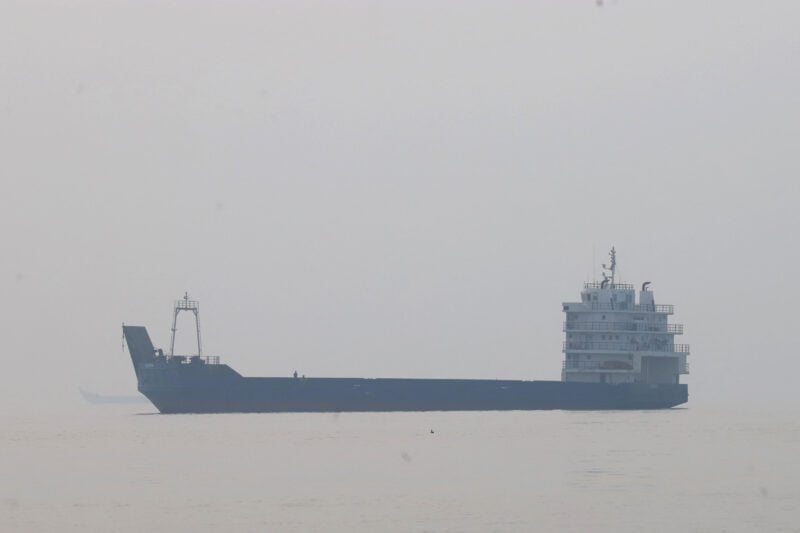 La Guardia Revolucionaria iraní dice que dos petroleros chocaron contra minas en el estrecho de Ormuz